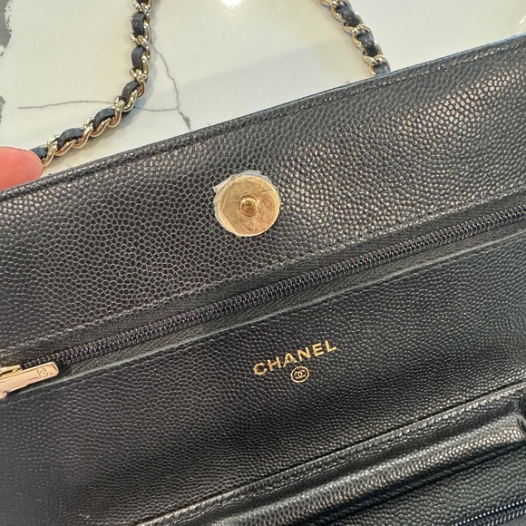 Chanel on wallet - Picture 6 of 8